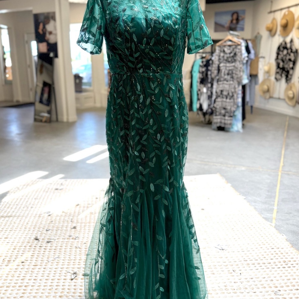 Elegant Green Leaf Pattern Maxi Dress